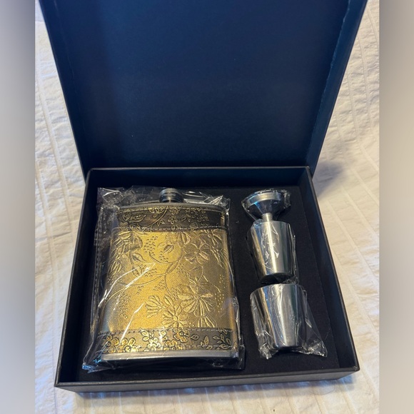 The Unbranded Brand Other - Hip Flask w/Two Shot Glasses & Funnel-Stainless Steel 8 Oz (230ml)-NIB Gift Set